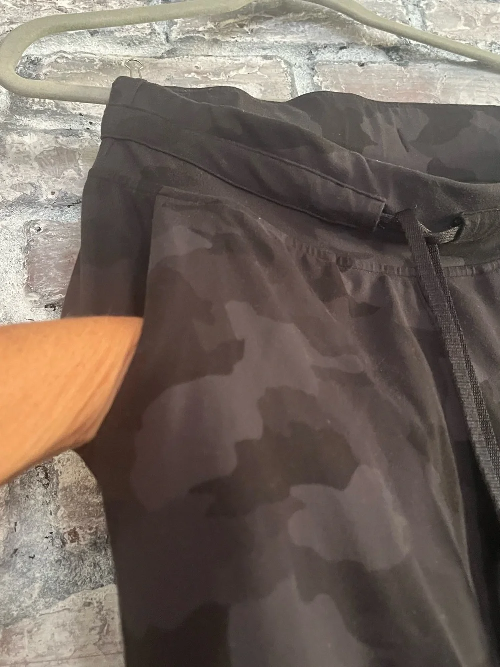 lululemon athletica Women's Dark Camo Joggers, hidden pockets, great condition